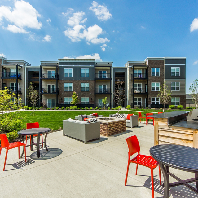 Stafford House - Outdoor Lounge with Gas Grill and Firepit
